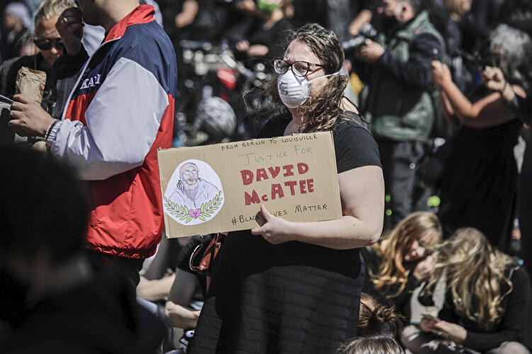 Demonstration gegen Rassismus am Alexanderplatz (4)