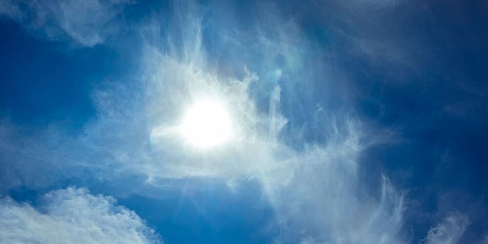 Die Sonne scheint durch leichte Cirrus-Wolken hindurch