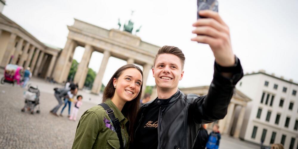 Junges Paar macht Selfie vor dem Brandenburger Tor