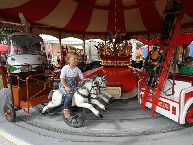 Historisches Kinderkarussell (2)