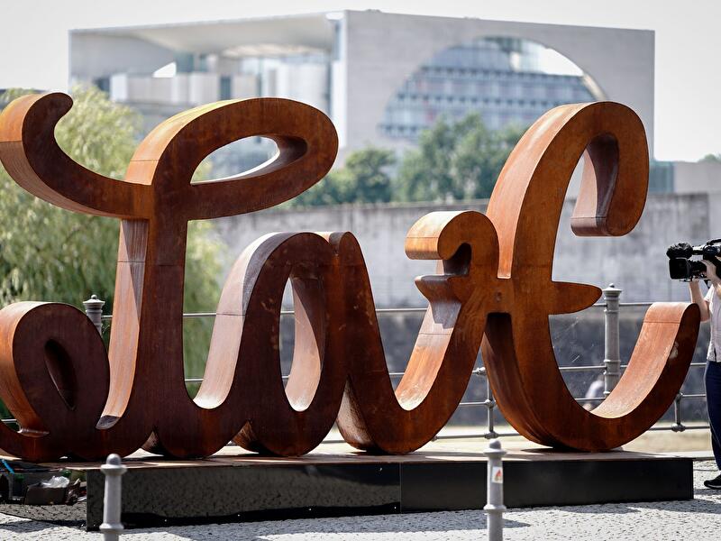 Love-Hate Skulpturen (3)