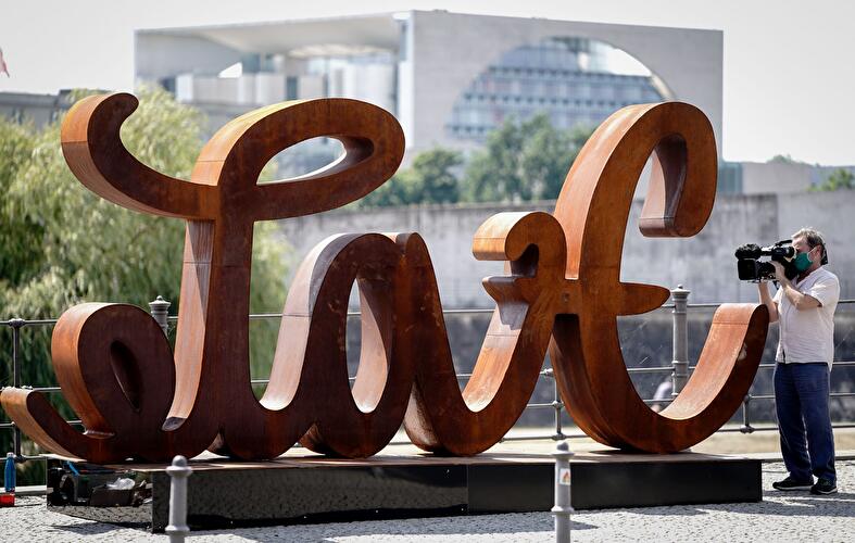 Love-Hate Skulpturen (3)