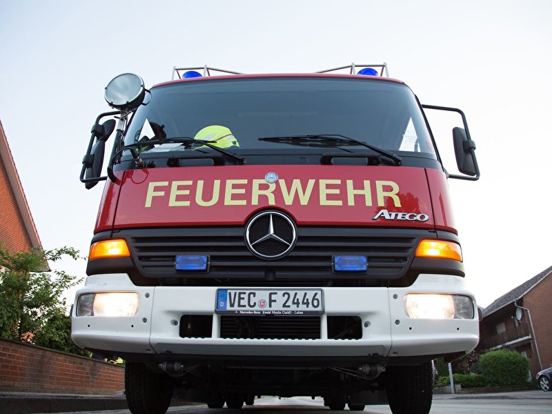 Drei Autos in der Nacht in Berlin durch Feuer zerstört