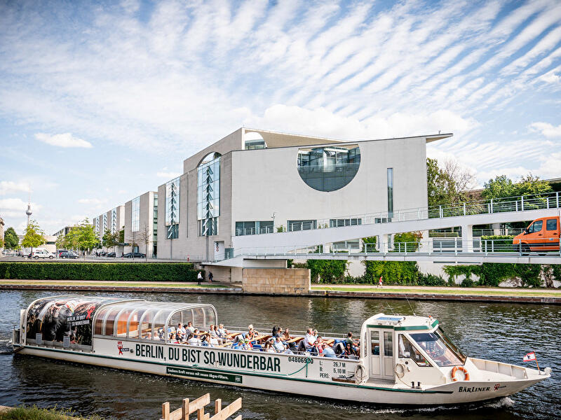 Ausflugsdampfer vor dem Kanzleramt