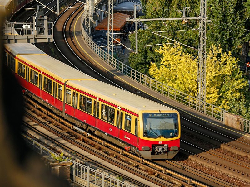 Eine S-Bahn fährt aus dem Bahnhof Alexanderplatz heraus
