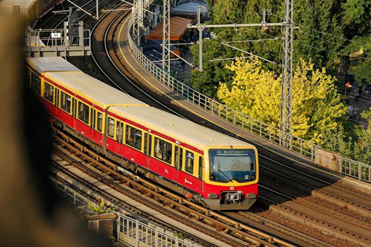 Eine S-Bahn fährt aus dem Bahnhof Alexanderplatz heraus