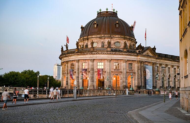 Das Bode-Museum und die Monbijoubrücke am Abend in Mitte