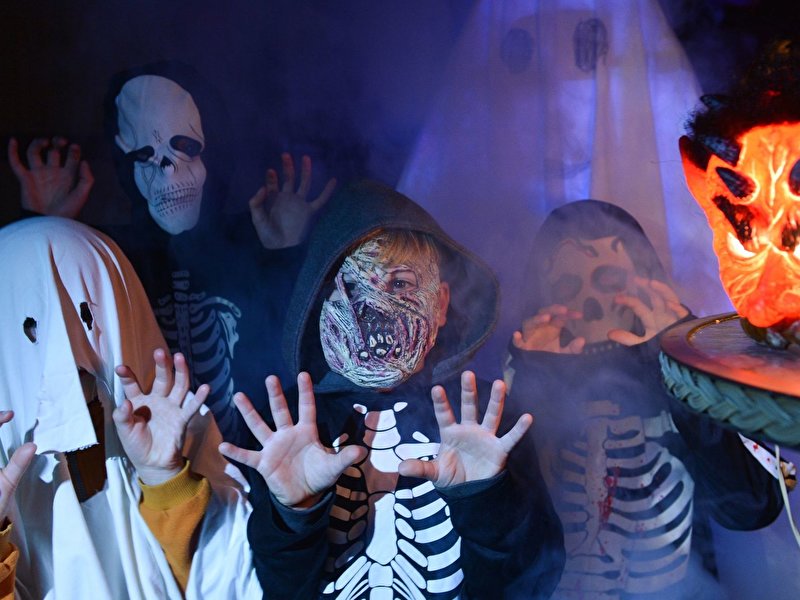 Gruselig verkleidet feiern Kinder Halloween