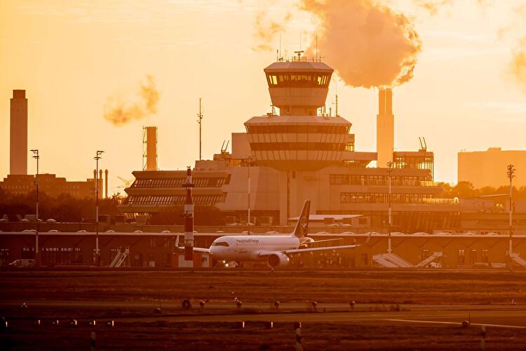 Ein Airbus rollt bei Sonnenuntergang am Flughafen Berlin-Tegel