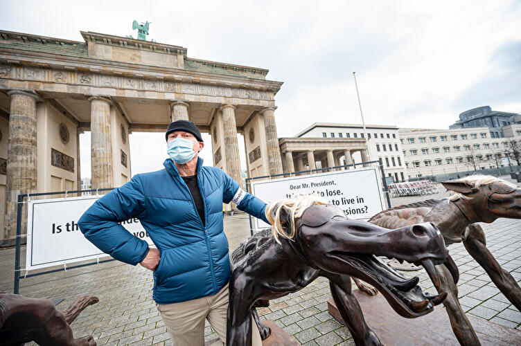 "Blinde Krieger" mit Trump-Perücke (3)