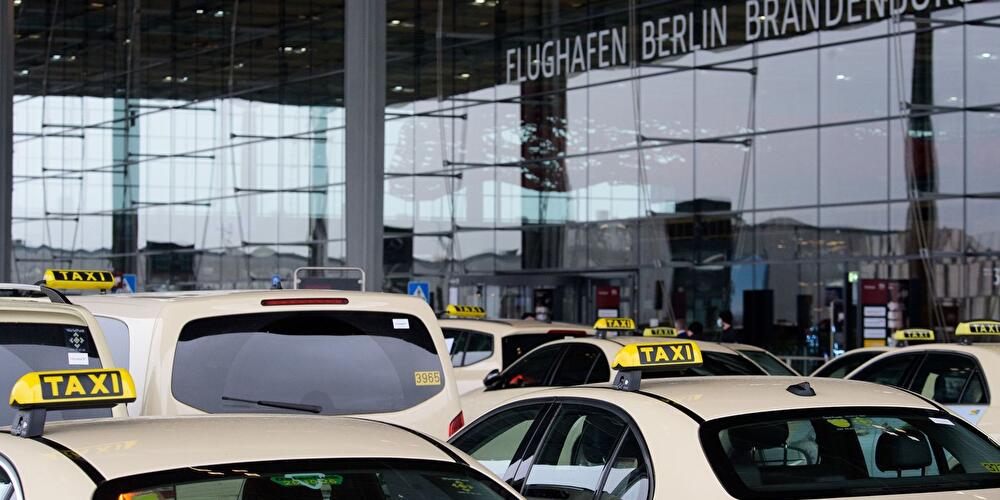 Taxis stehen vor dem Flughafen Berlin Brandenburg