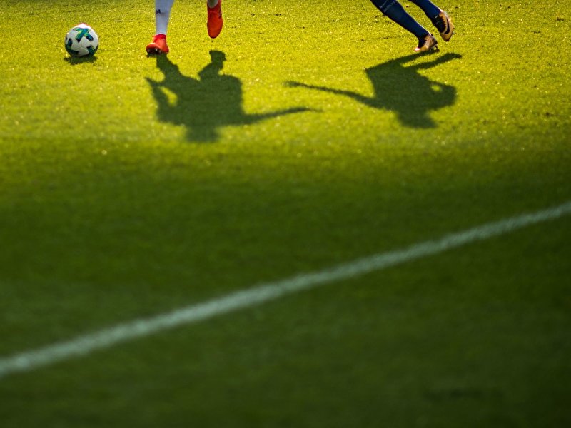 Zwei Fußballspieler kämpfen um den Ball