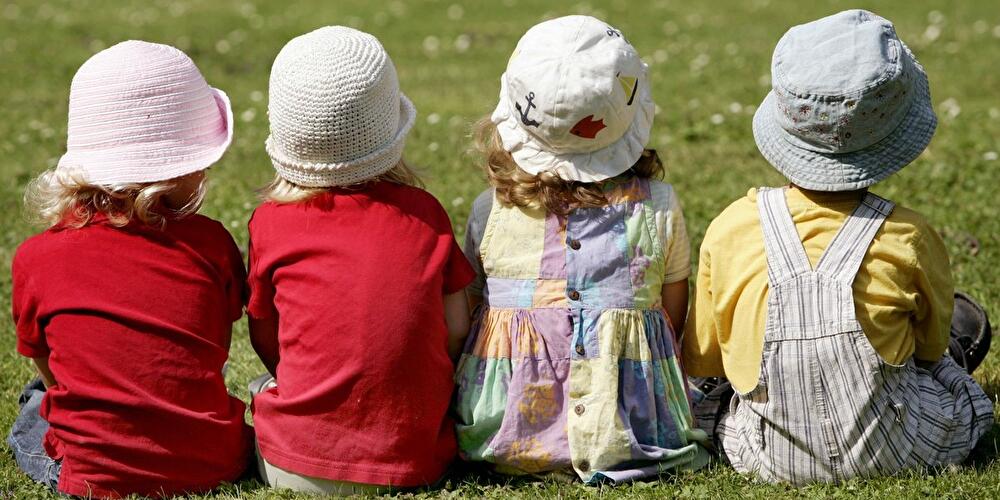Kinder mit Hüten