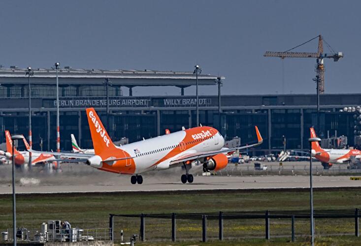 Ein Passagierflugzeug startet auf dem BER