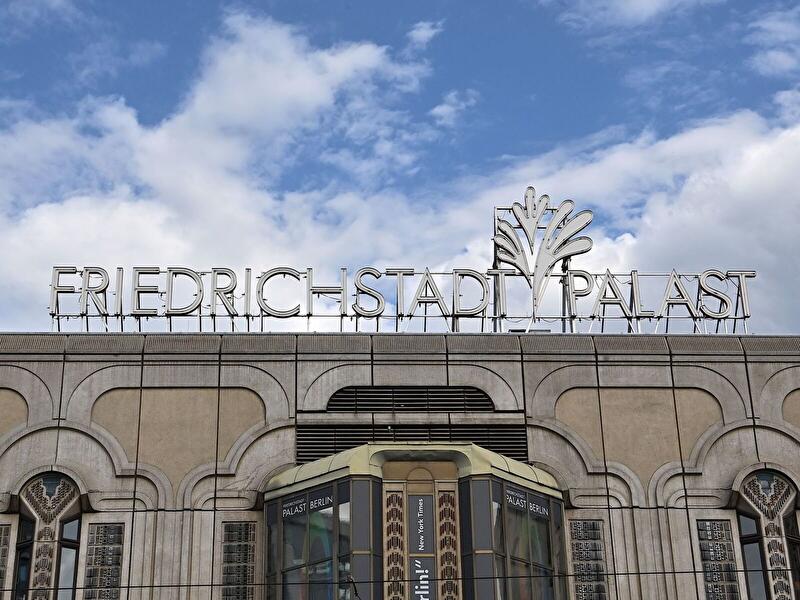 Der Schriftzug Friedrichstadt-Palast ist auf dem Gebäude zu sehen.