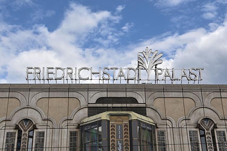 Der Schriftzug Friedrichstadt-Palast ist auf dem Gebäude zu sehen.