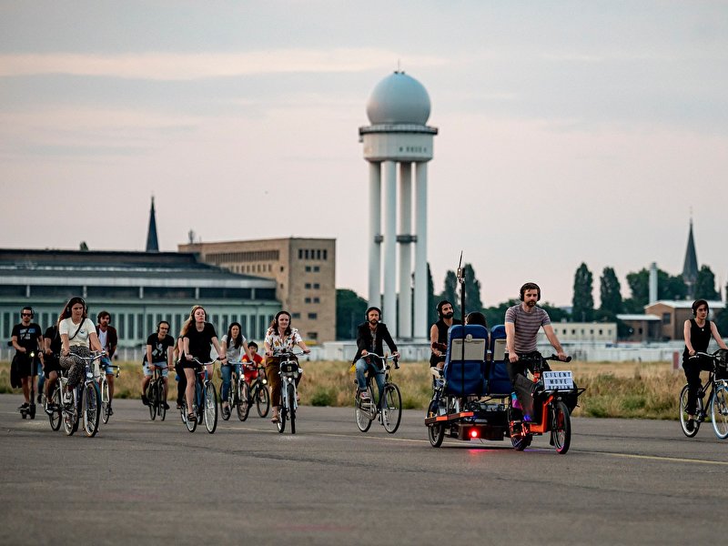 Radfahrer erleben KopfhörerKonzerte auf Tempelhofer Feld