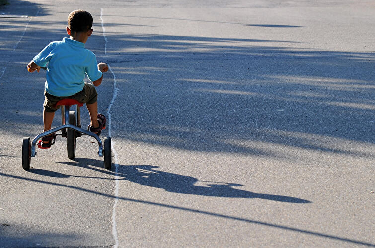 Kinder mit Dreirad (2)