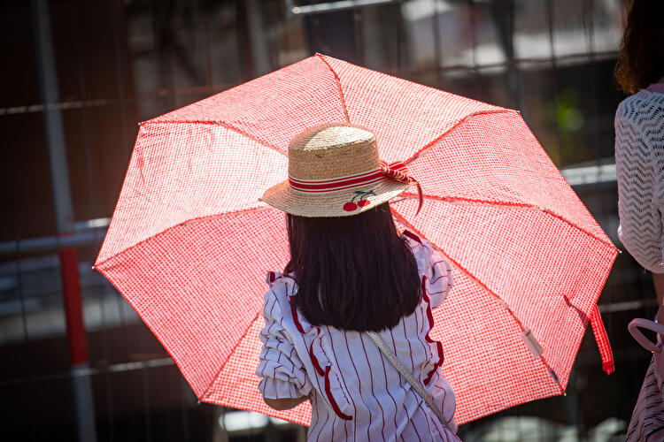 Kind mit Sonnenschirm