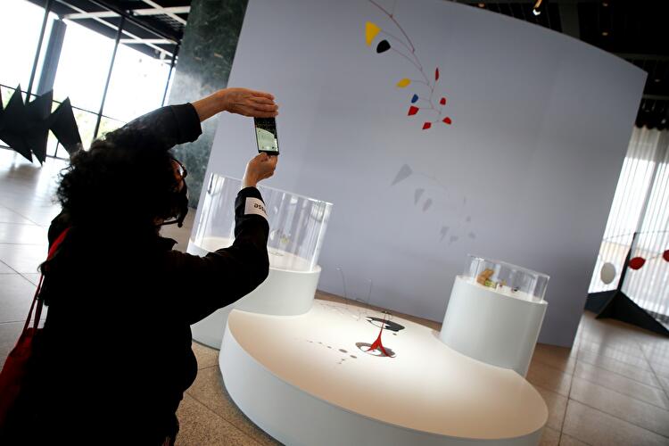Alexander Calder. Minimal/Maximal (1)