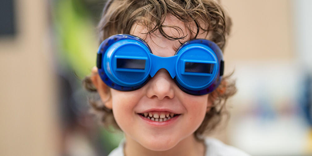 Kind mit Brille