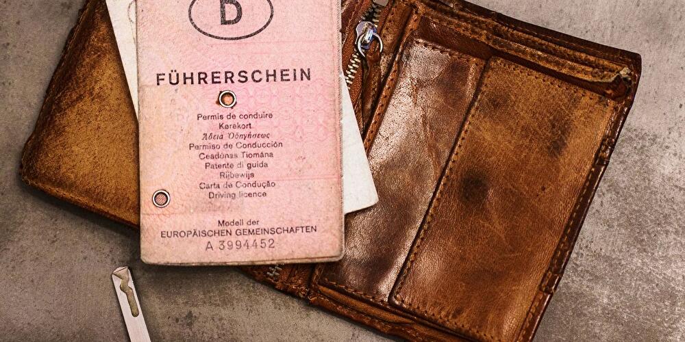 Ein «rosa Führerschein» liegt neben einem Autoschlüssel