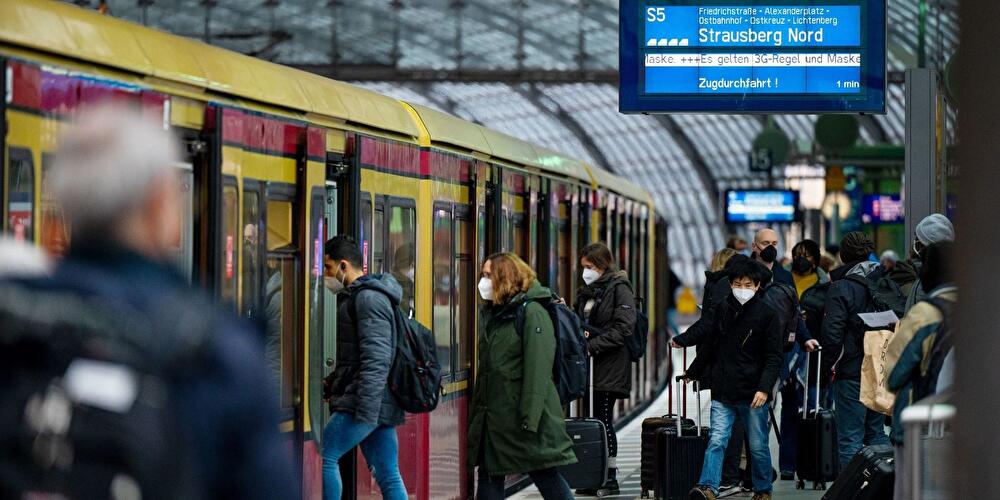Fahrgäste steigen am Hauptbahnhof in eine S-Bahn