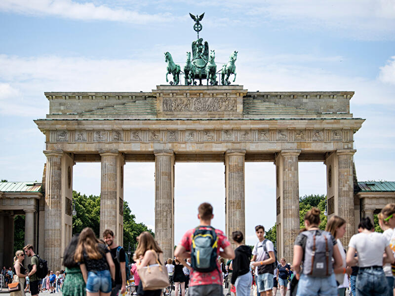 Touristen in Berlin am Brandenburger Tor