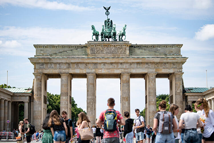 Touristen in Berlin am Brandenburger Tor