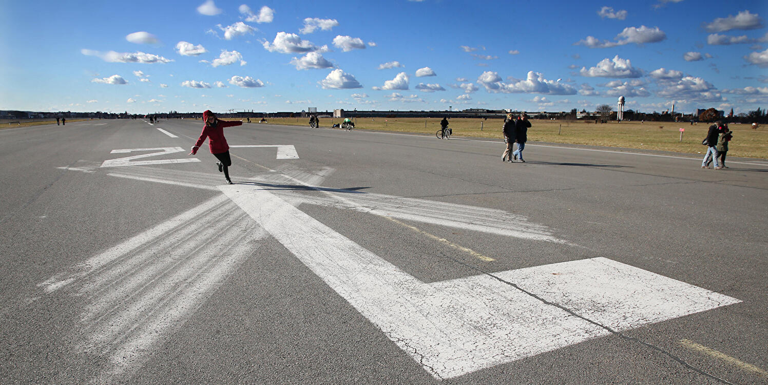 Spaziergänger auf dem Tempelhofer Feld