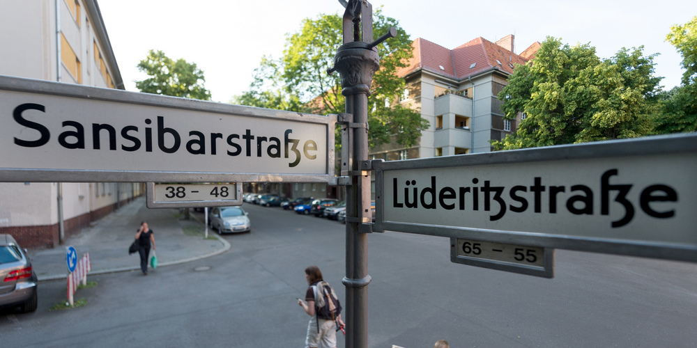 Ein Straßenschild mit den Namen Sansibarstraße und Lüderitzstraße steht an einer Kreuzung im afrikanischen Viertel in Berlin.