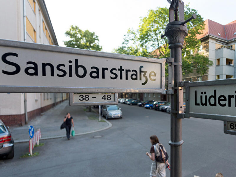 Ein Straßenschild mit den Namen Sansibarstraße und Lüderitzstraße steht an einer Kreuzung im afrikanischen Viertel in Berlin.
