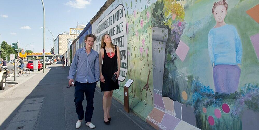 Paar an der East Side Gallery