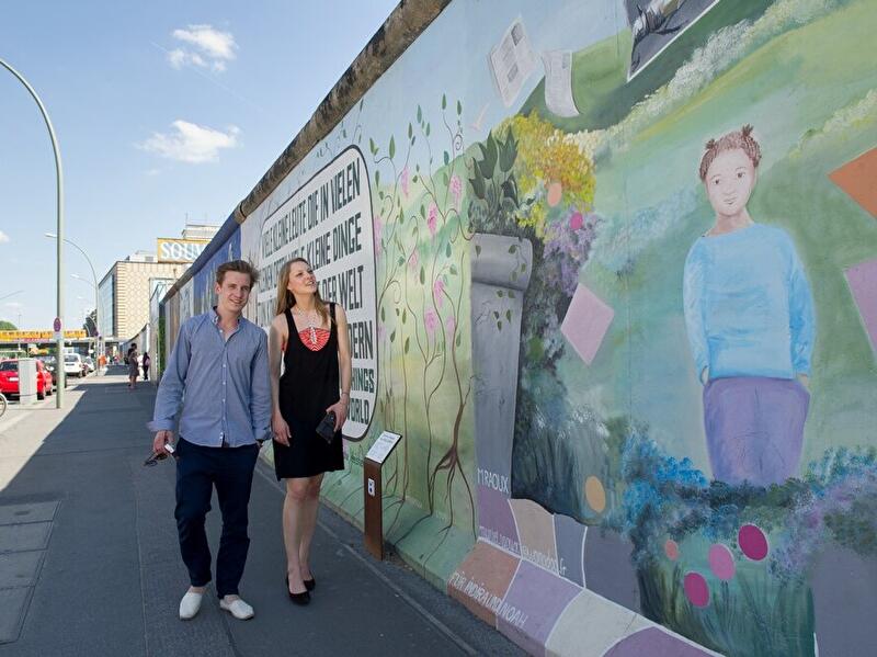 East_Side_Gallery_Paar_Visit-Berlin-Philip_Koschel.jpg