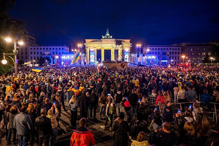 «Save Ukraine - #StopWar» am Brandenburger Tor