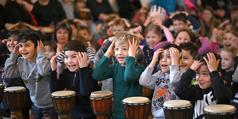 Kinder trommeln (2)