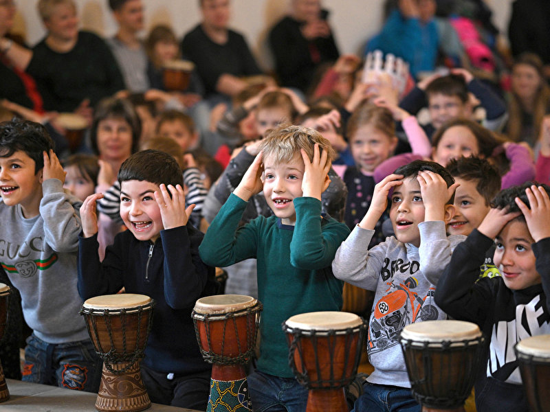 Kinder trommeln (2)