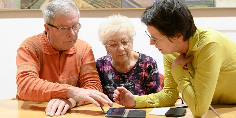 Senioren mit Smartphone