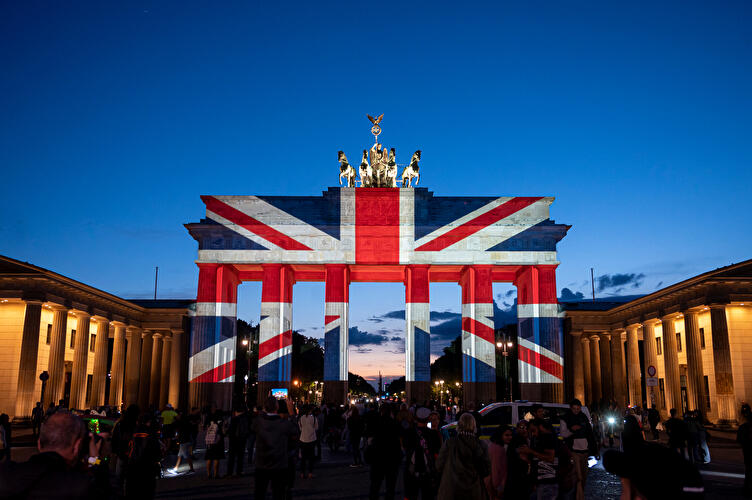 Brandenburger Tor leuchtet in Farben des Vereinigten Königreichs