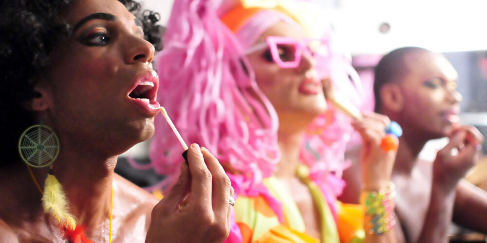 Drag Queens schminken sich