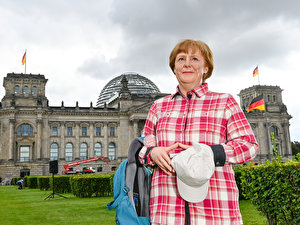 Wachsfigur von Merkel im Freizeitlook