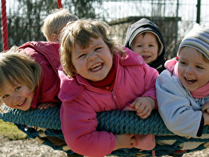 Kinder auf dem Spielplatz