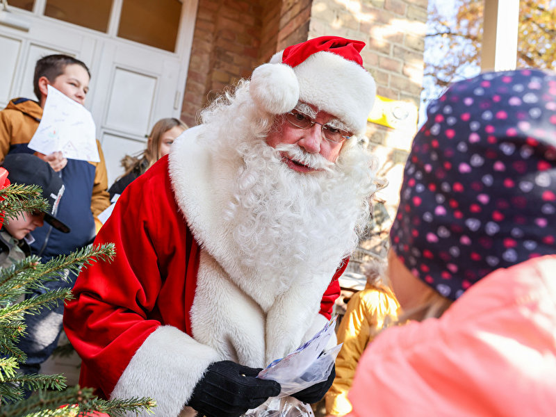 Weihnachtsmann in der Weihnachtspostfiliale