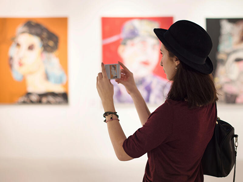 Junge Frau in Galerie