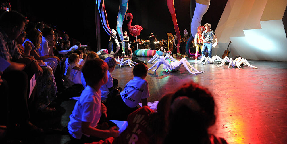 Kinder im Theater