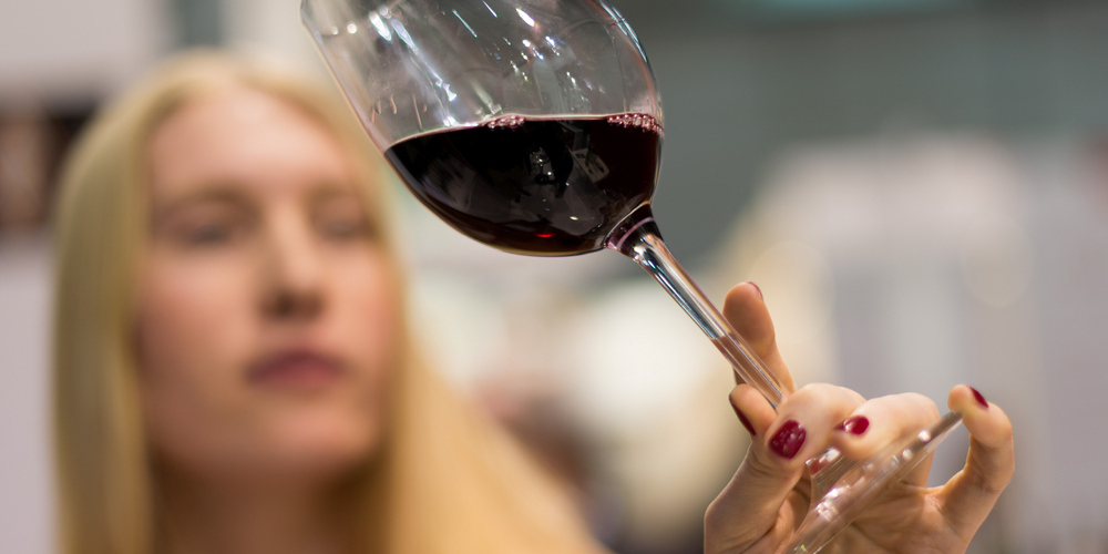 Frau trinkt Wein