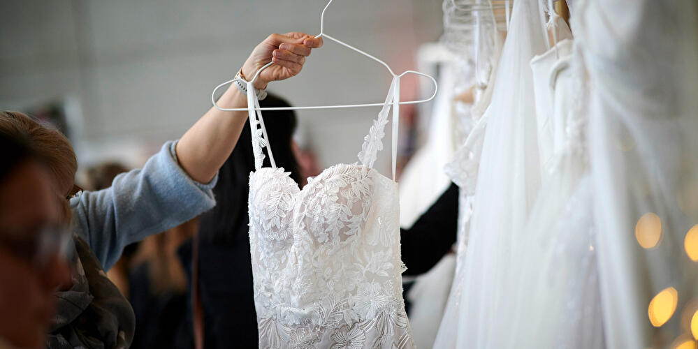 Hochzeitskleider im Brautmodengeschäft