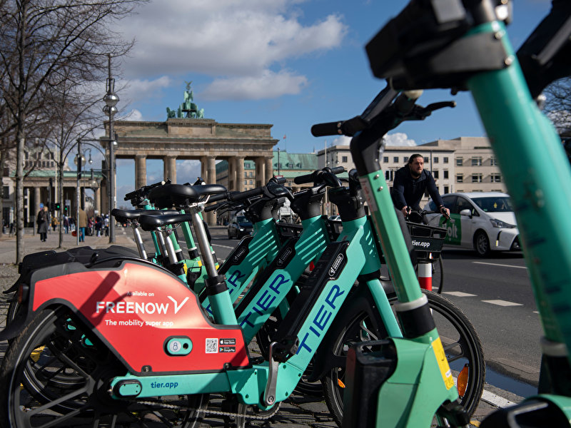 Fewer e-scooters on sidewalks: 100 parking spaces in Mitte – Berlin.de