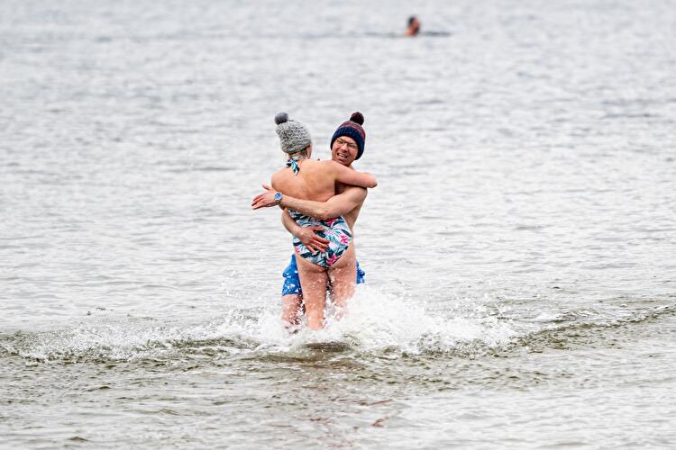 Traditionelles Anbaden am Wannsee 2023 (4)