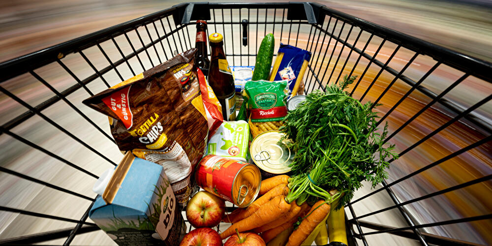 Befüllter Einkaufswagen im Supermarkt